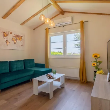 Casa Laurales Veli Turini